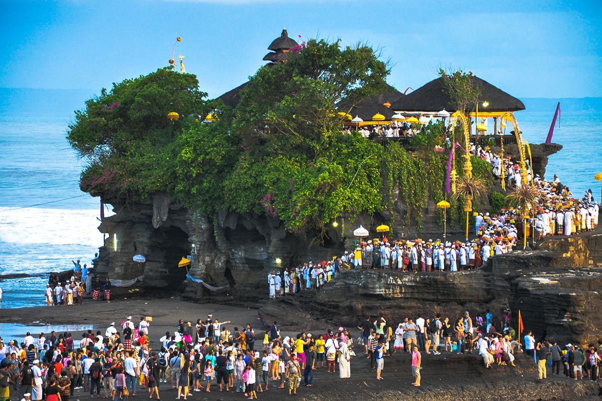Pura Tanah Lot di Kabupaten Tabanan, Bali, yang didirikan oleh Dang Hyang Nirartha.