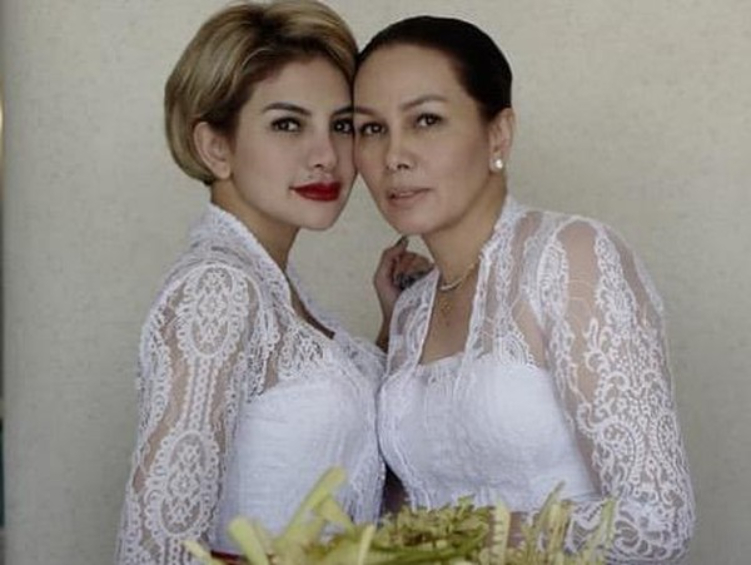 Nikita Mirzani terang-terangan menguliti aib mantan sahabatnya Fitri Salhuteru di media sosial