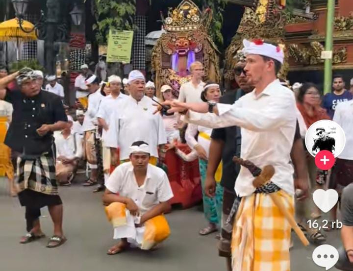Viral aksi bule jadi pecalang ikut amankan upacara agama di Ubud