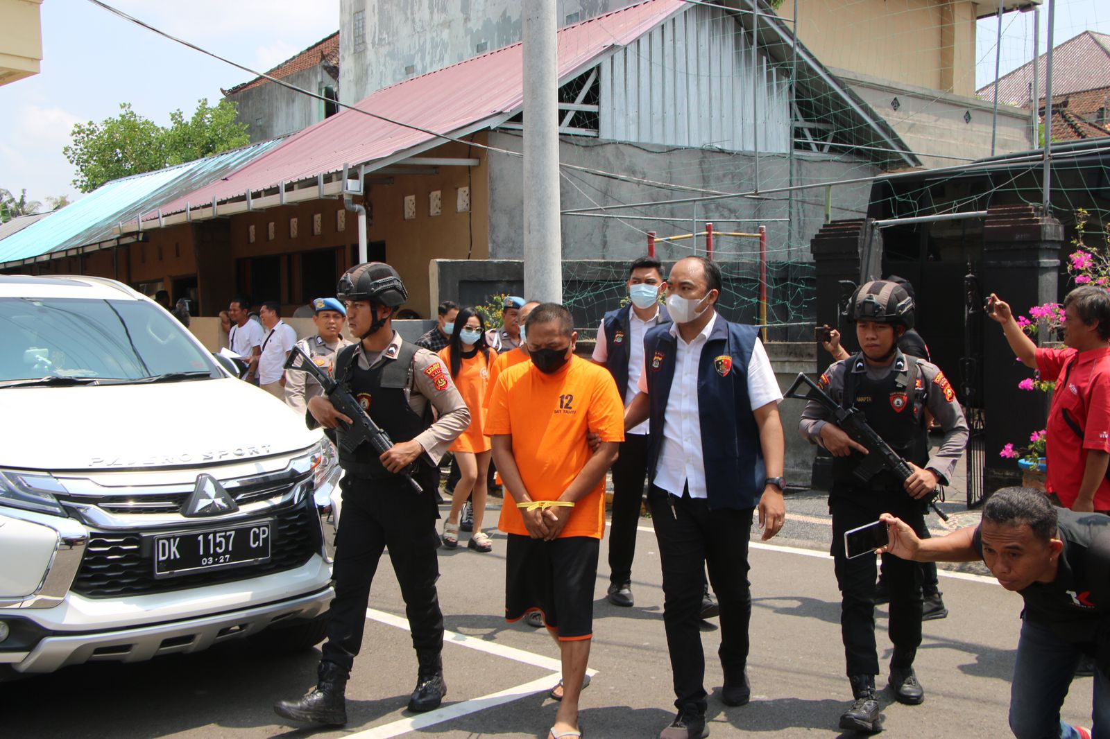 Wahyu digiring di Mapolres Badung karena menjajakan pacar untuk melayani jasa esek-esek. (Bali Express/Istimewa)