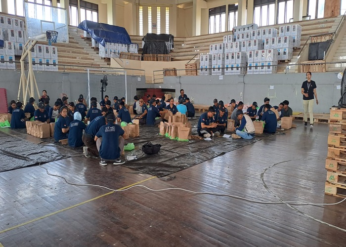 PERSIAPAN : KPU Klungkung mulai melakukan setting logistik di GOR Swecapura.