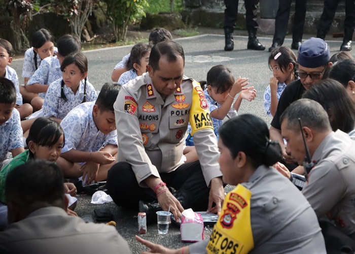 Kapolres Klungkung, AKBP Alfons W.P. Letsoin saat pembagian makanan bergizi di SD Negeri 3 Tihingan, Desa Tihingan, Kecamatan Banjarangkan, Klungkung, pada Senin (13/11/2024).