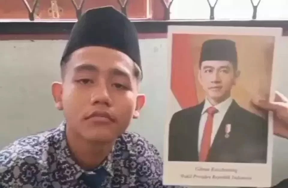Barkah Susilo Ramdan, siswa kelas IX di SMP Negeri 1 Pangandaran yang wajahnya mirip dengan Wapres Gibran Rakabuming Raka. (Foto: akun TikTok @r1zkyy)