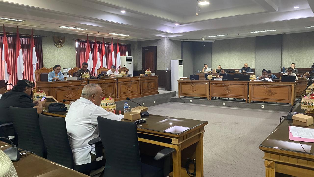 RAPAT: Rapat kerja pembahasan APBD Karangasem tahun 2025 di Gedung DPRD Karangasem, Rabu (13/11), belum capai kesepakatan.