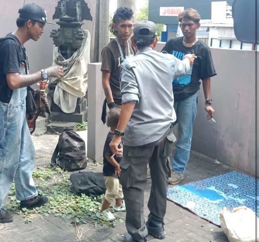 PENERTIBAN: Sejumlah anak punk yang mangkal di Jalan Raya Ungasan, diberi pembinaan, Kamis (14/11).