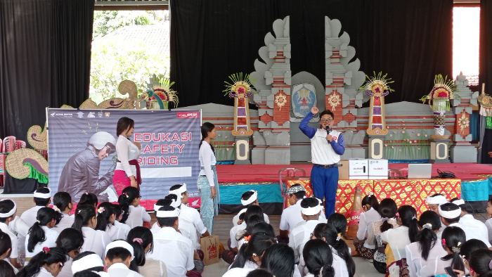 Siswa SMAN 1 Gianyar Antusias mengikuti edukasi Safety Riding yang diberikan oleh Astra Motor Bali.&nbsp;