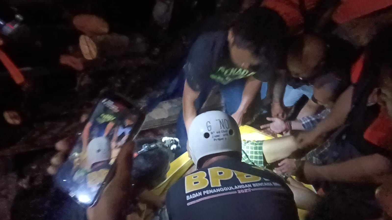 Proses evakuasi korban pohon tumbang di Gianyar, Bali.