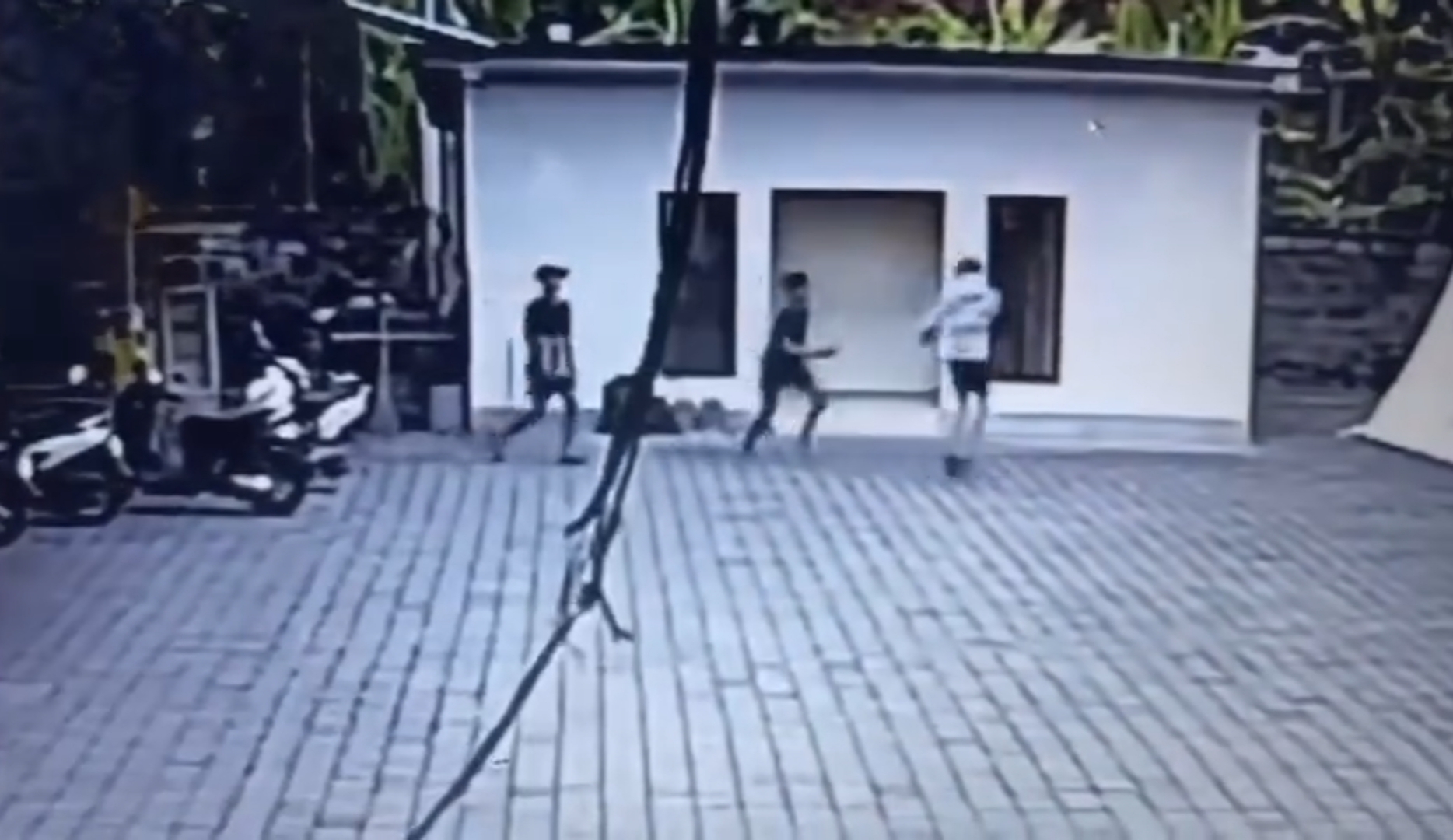 Tangkapan layar rekaman CCTV saat residivis remaja (baju hitam) serang anak futsal di Denpasar. (Bali Express/Istimewa)