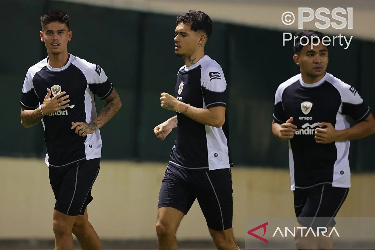 Pemain timnas Indonesia, Mees Hilgers (kiri) mengikuti sesi latihan di Bahrain pada Senin (7/10/2024).