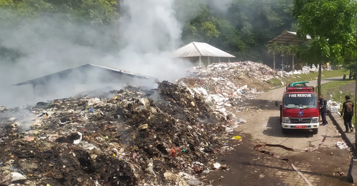 Asap mengepul di TPA Pemkab Bangli di Desa Landih, Kamis (14/11/2024).