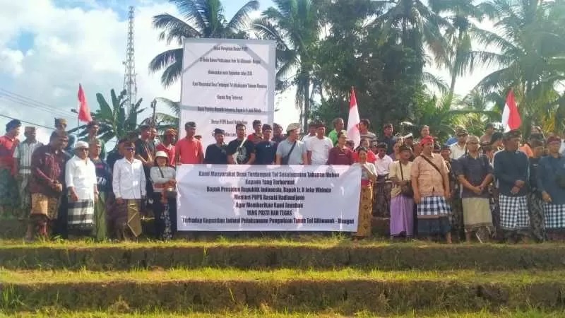 GALAU KEPASTIAN : Warga Tabanan dari forum perbekel terdampak tol Gilimanuk-Mengwi, saat beraksi damai di wilayah Antosari, Selamdeg Barat Agustus 2024 lalu. (juliadi/radar bali)