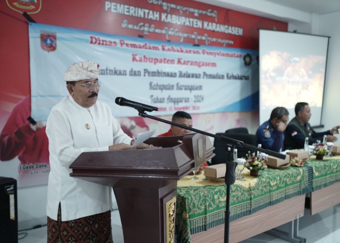 PEMBINAAN: Plt Bupati Karangasem, I Wayan Artha Dipa, membuka acara pembinaan dan pelatihan bagi Relawan Kebakaran di Aula Tribun Stadion I Gusti Ketut Jelantik, Jumat (15/11).
