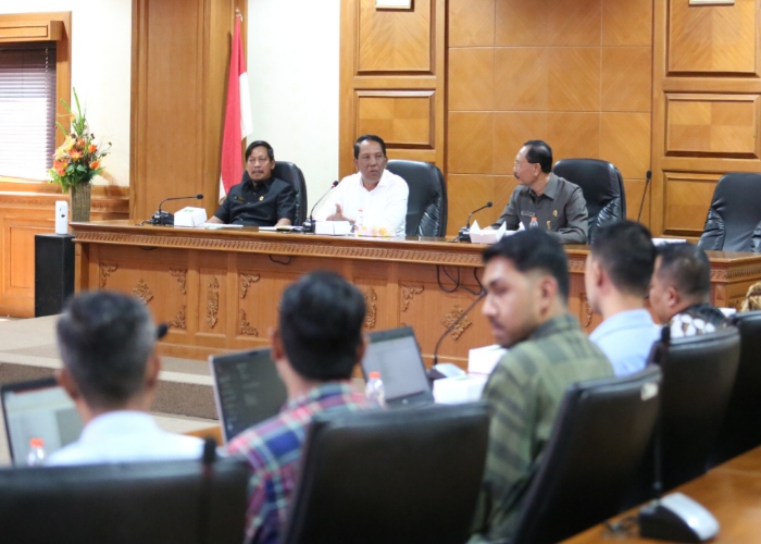AUDIENSI: Ketua DPRD Badung I Gustu Anom Gumanti saat meminta penjelasan PT Angkasa Pura Supports, Jumat (15/11).
