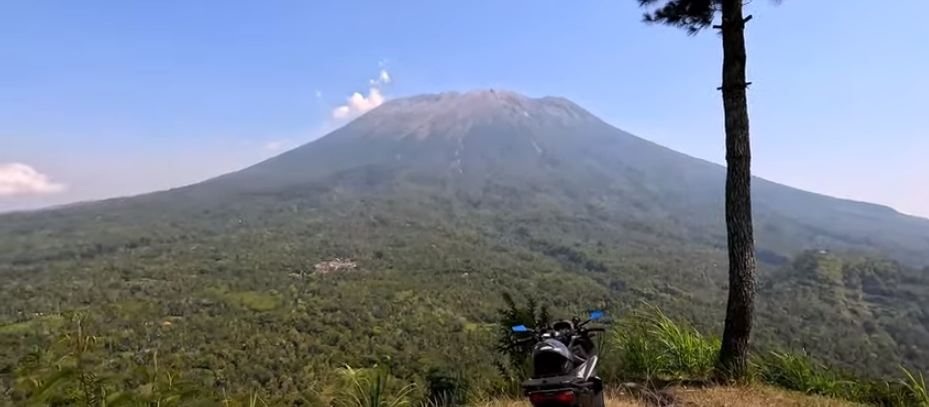 Keindahan Gunung Agung yang terlihat dari Bukit Cemara, Kecamatan Bebandem, Karangasem, Bali.