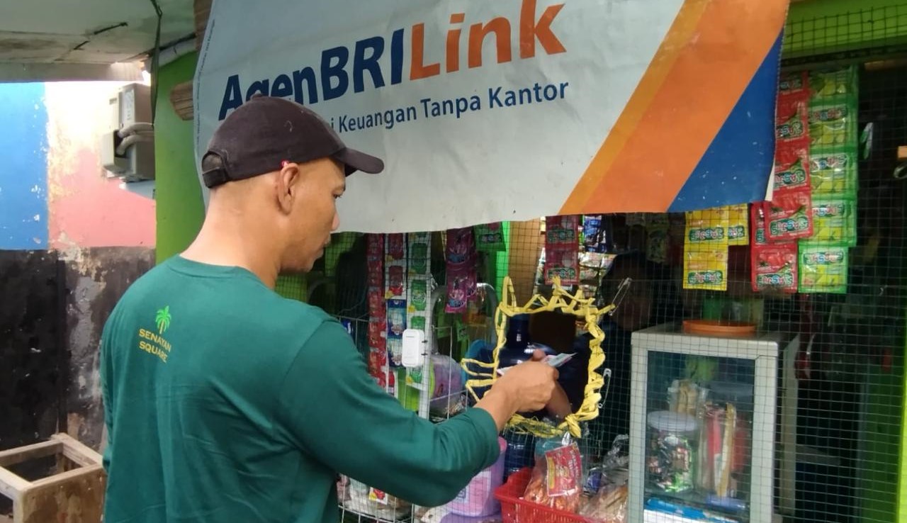 Agen BRILink membantu pelaku UMKM untuk bisa berkembang.
