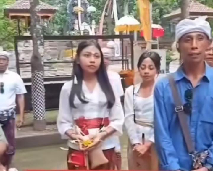 Niluh Djelantik menyampaikan kritik terhadap kenaikan tiket masuk di Pura Luhur Giri Salaka