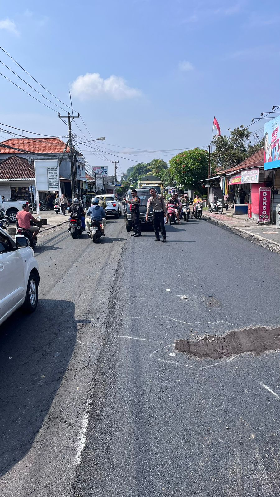 TKP: Polisi berada di TKP kecelakaan maut yang menewaskan gadis asal Gianyar. (Bali Express/Istimewa)