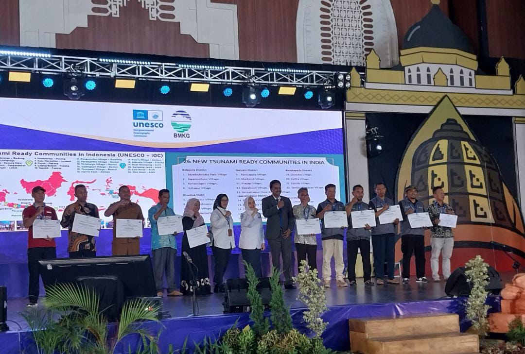 Penyerahan tanda pengukuhan Tsunami Ready Community oleh Komisi Oseanografi Antarpemerintah.