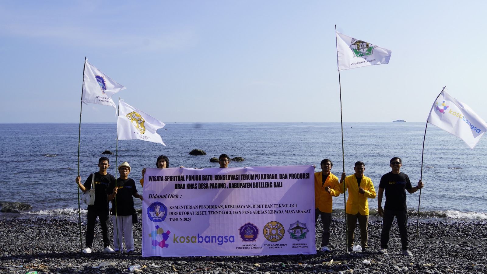 Kegiatan konservasi terumbu karang yang dilakukan di perairan desa Pacung, Kecamatan Tejakula, Buleleng saat pelaksanaan P2M STKIP Agama Hindu Singaraja.