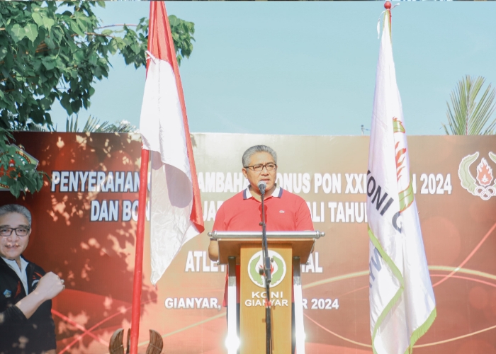 Penjabat Bupati Gianyar I Dewa Tagel Wirasa menyerahkan bonus Atlet Kontingen Gianyar untuk Atlet dan Official yang bertanding dalam Pekan Olahraga Nasional.