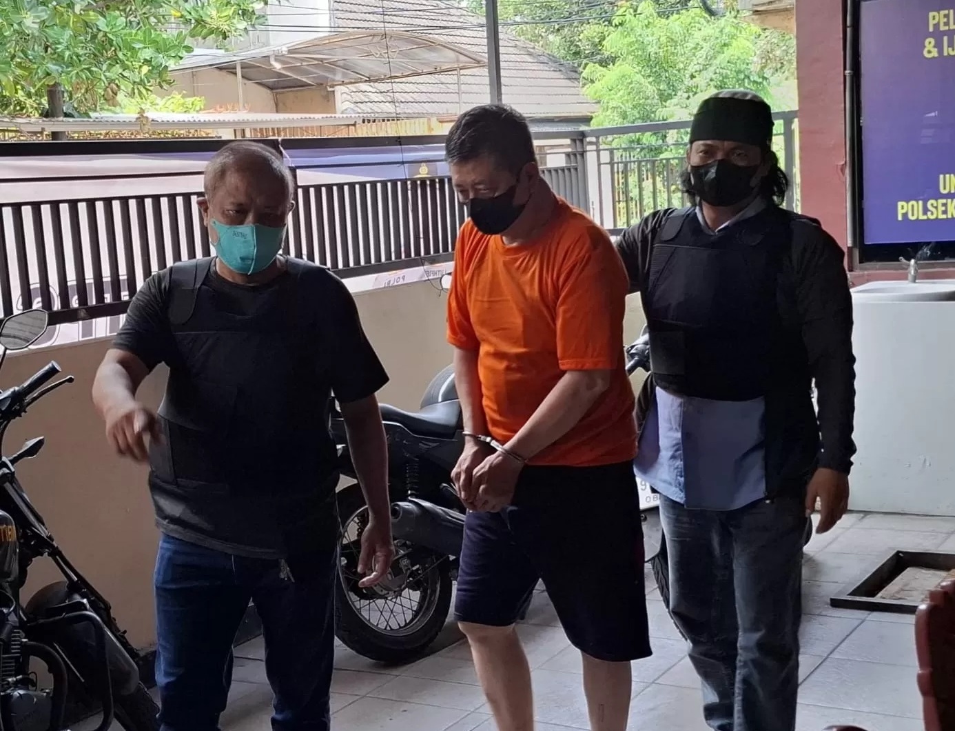 Andy Surotrynoto diborgol setelah menghabisi adik dan keponakannya. (IST)