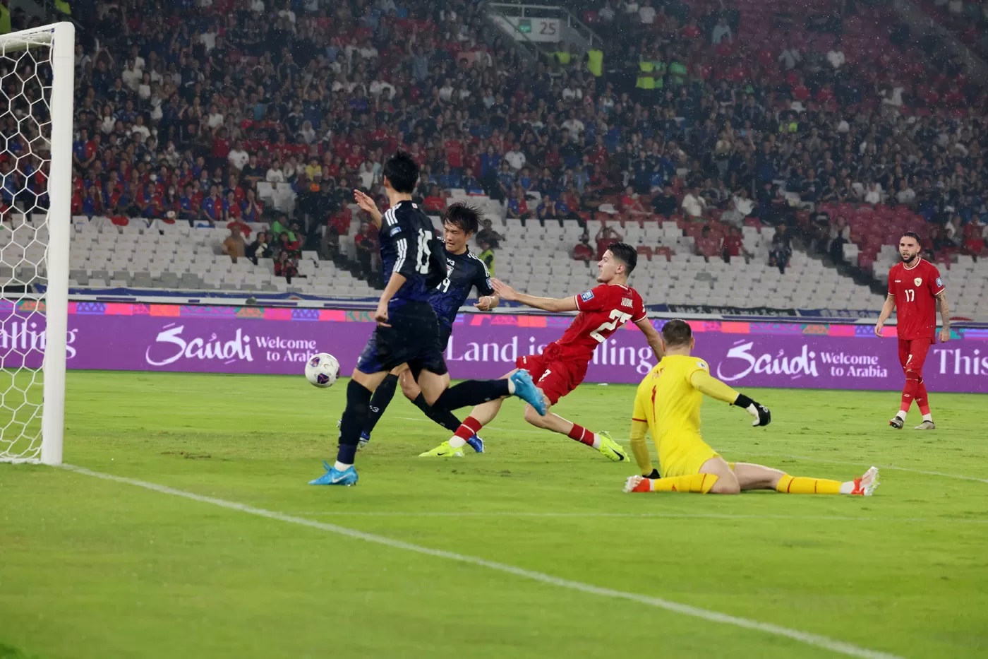 Pemain Timnas Jepang Koki Ogawa membobol gawang Timnas Indonesia pada pertandingan Grup C putaran ketiga Kualifikasi Piala Dunia 2026 Zona Asia di Stadion Utama Gelora Bung Karno, Senayan, Jakarta