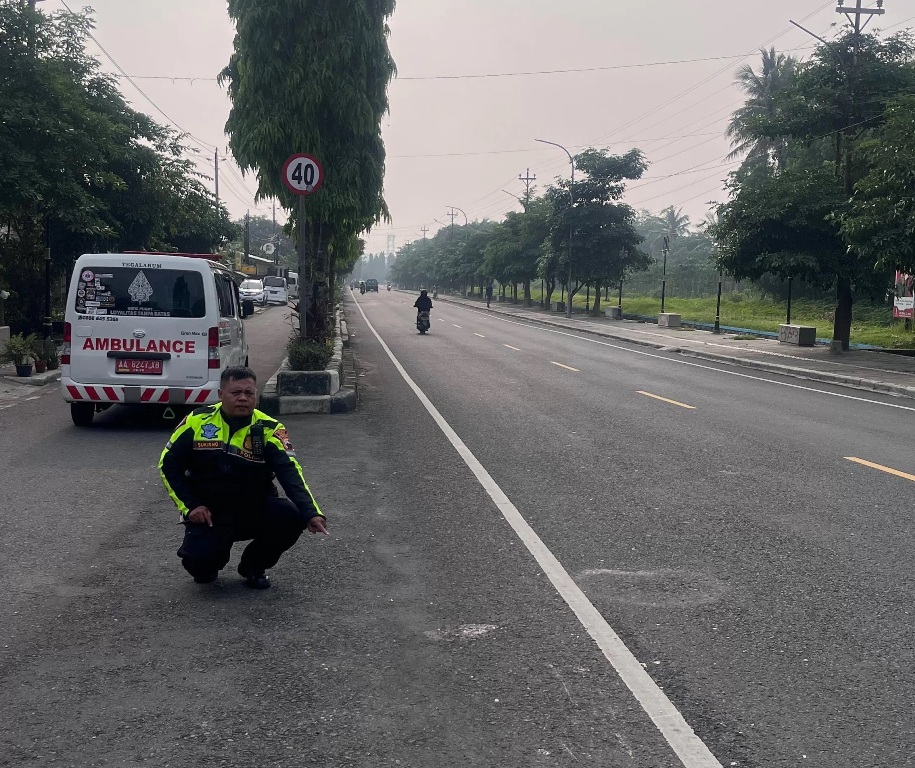 Anggota Unit Gakkum Satlantas Polresta Magelang menunjukkan lokasi laka lantas pada Sabtu (16/11/2024) pagi pukul 05.20 di Salaman. (IST)