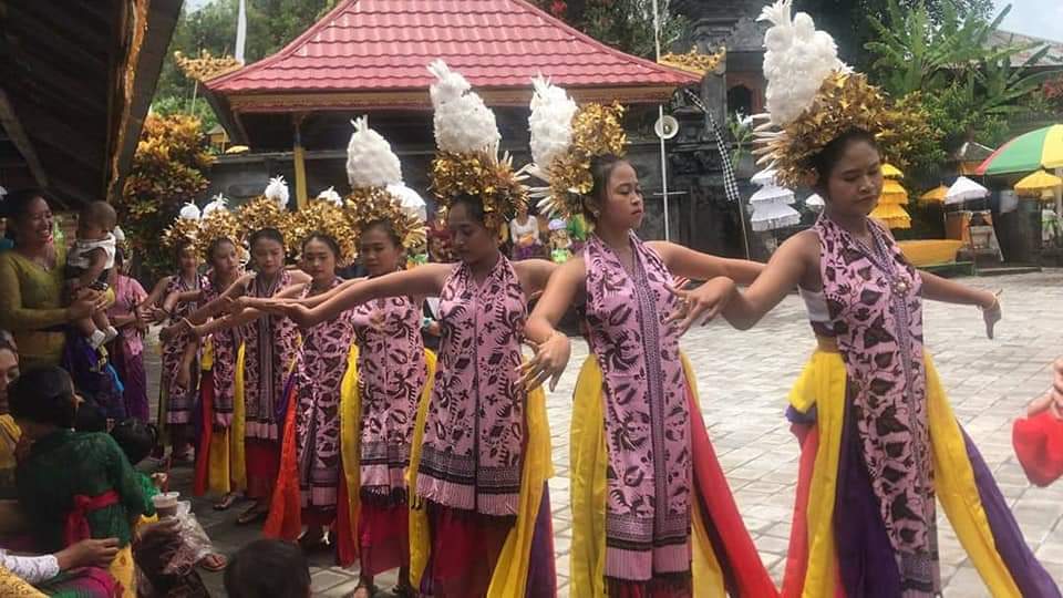 Tarian Rejang Sidatapa yang dipentaskan di areal Pura Desa Sidatapa sebagai tarian sakral saat Galungan dan Kuningan memiliki empat belas gerakan sarat makna