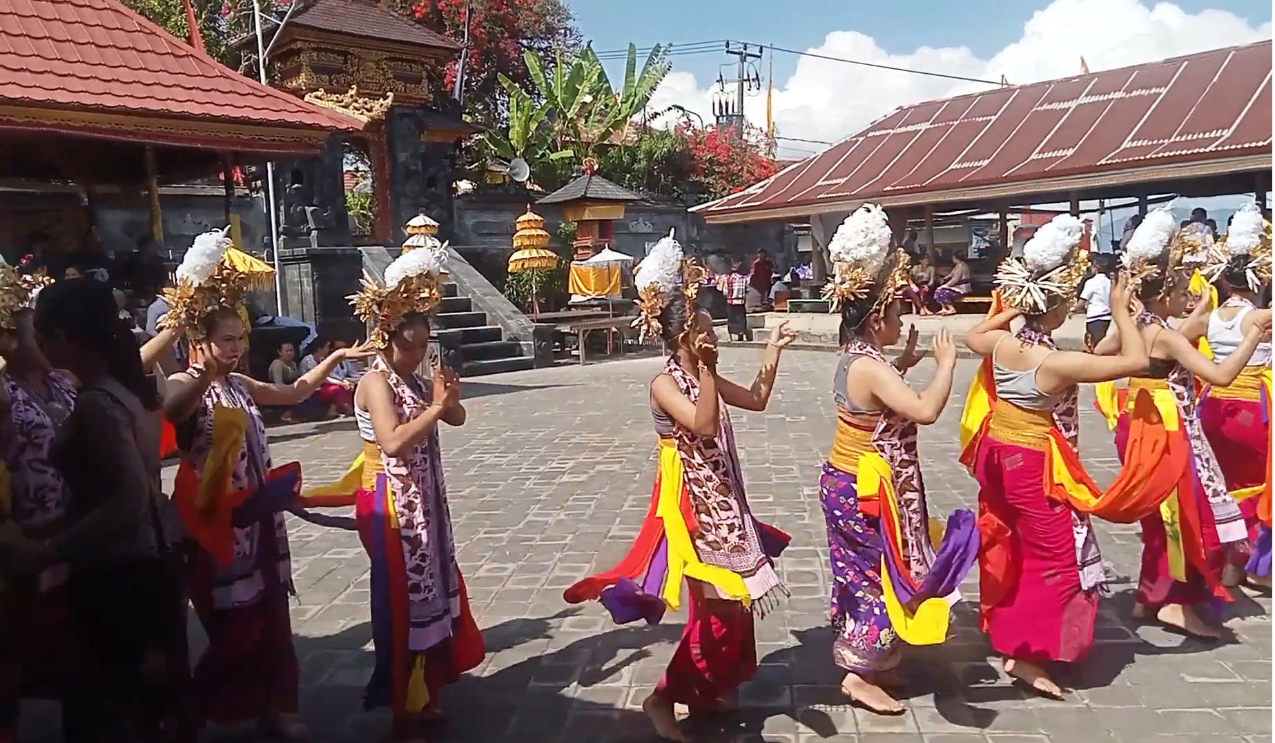 Tari Rejang di Desa Sidatapa Kecamatan Banjar, Buleleng sebagai tarian sakral yang dipentaskan di Pura Desa
