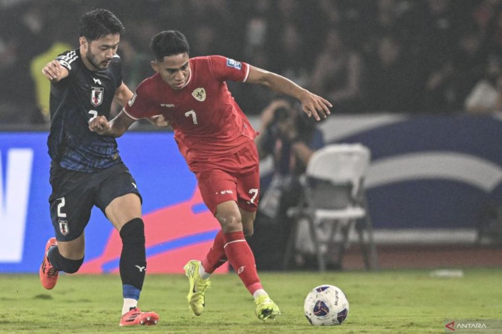 Pesepak bola Timnas Indonesia Marselino Ferdinan (kanan) berusaha melewati hadangan pesepak bola Timnas Jepang Yukinari Sugawara (kiri) dalam pertandingan Grup C putaran ketiga Kualifikasi Piala Dunia