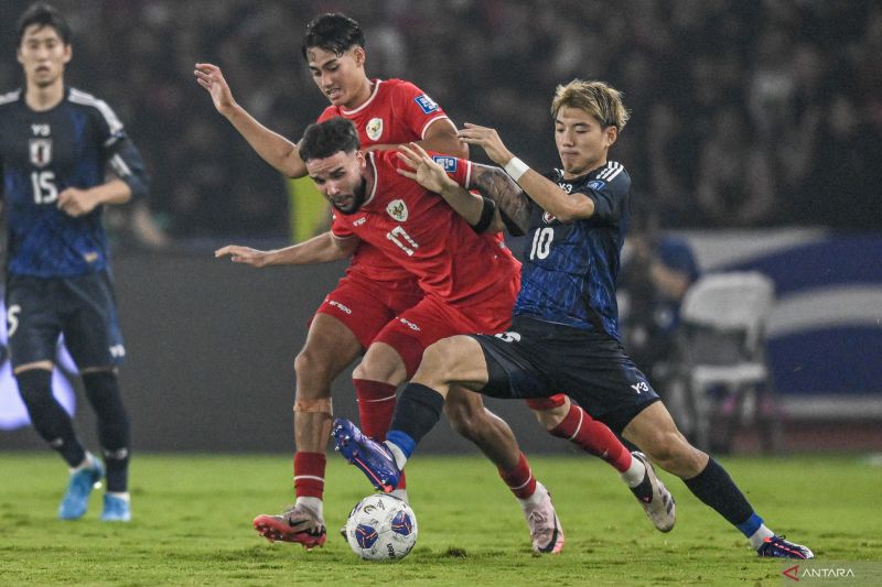 Pesepak bola Timnas Indonesia Calvin Verdonk (kedua kanan) bersama rekan setimnya Rafael William Struick (kedua kiri) berebut bola dengan pesepak bola Timnas Jepang Ritsu Doan (kanan