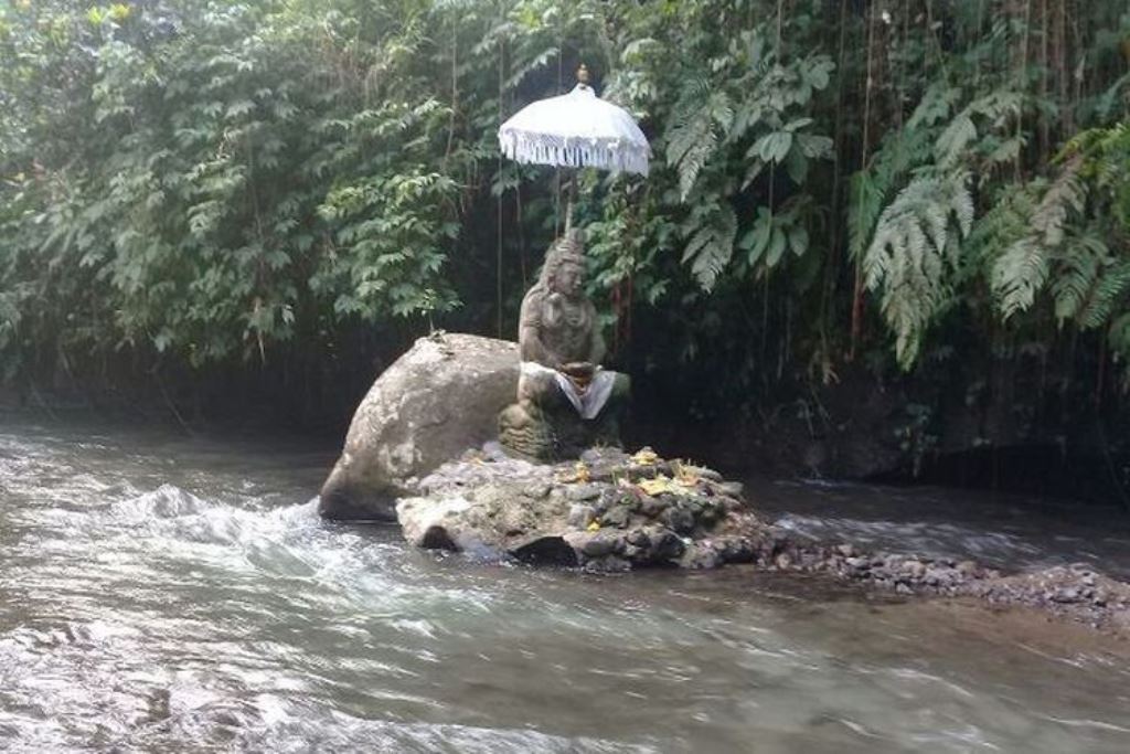 Patung Dewa Siwa di Tukad Campuhan Pakerisan, Gianyar, Bali.