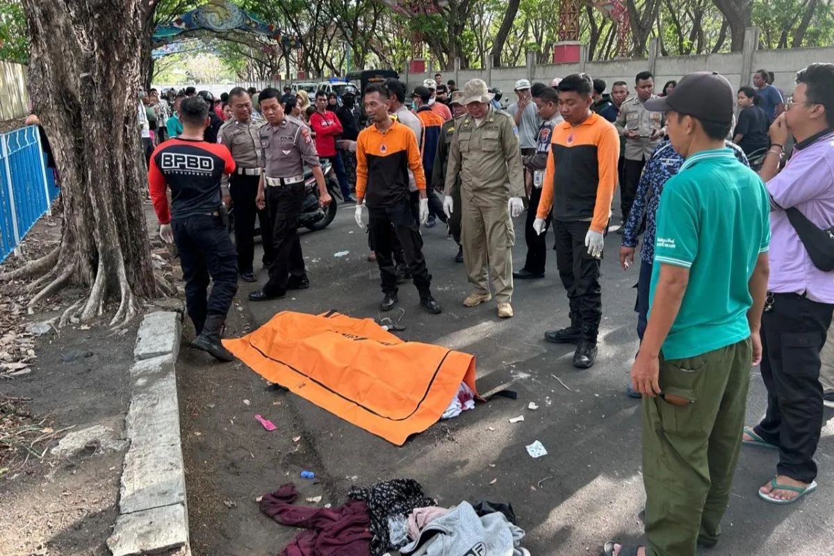 Sejumlah petugas gabungan mengevakuasi korban meninggal dunia usai mengalami kecelakaan tunggal di komplek Kenpark Surabaya, Minggu (17/11/2024).