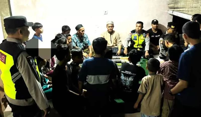 DIINGATKAN : Polisi saat melakukan pembinaan terkait bahaya penggunaan meriam spiritus atau lom-loman yang mengganggu ketertiban masyarakat. (istimewa)