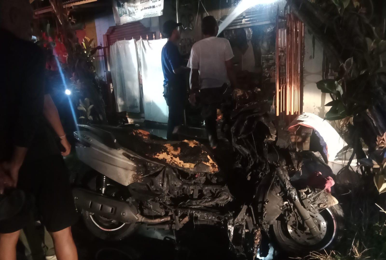 KEBAKARAN : Petugas Damkar Jembrana melakukan pemadaman api yang membakar sebuah Sebuah bengkel sepeda motor di Kelurahan Dauhwaru, Kecamatan Jembrana, Kabupaten Jembrana, Sabtu (16/11).