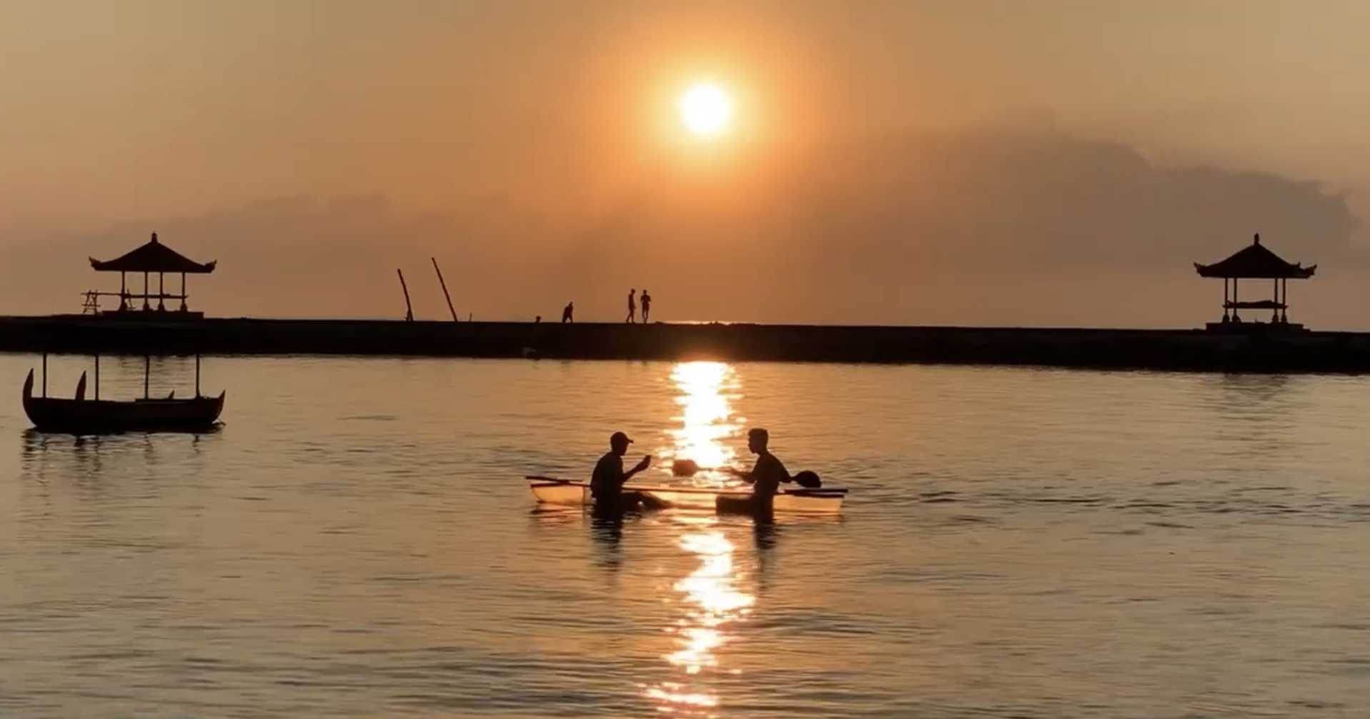 Asiknya menikmati wisata bermain kano bening di Pantai Karang Sanur, Denpasar, Bali.