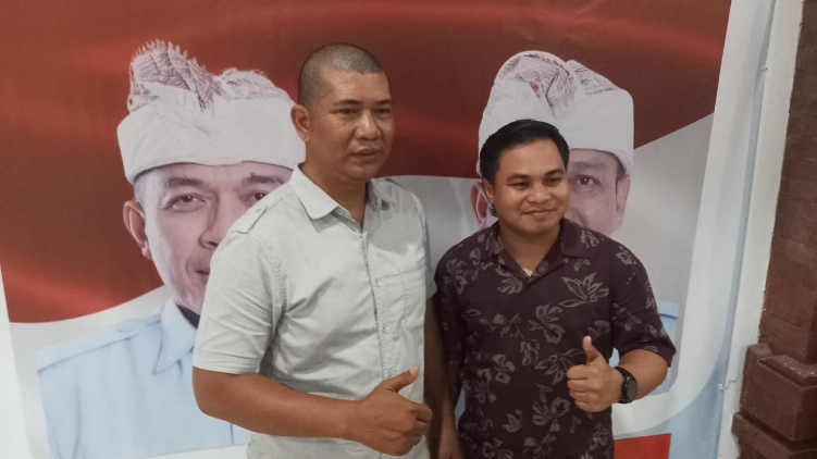 Ketua Tim Pemenangan ABDI Kota Denpasar, I Gede Tommy Sumertha, didampingi Sekretaris Tim Pemenangan ABDI Kota Denpasar Putu Suma Gita, Jumat (8/11)
