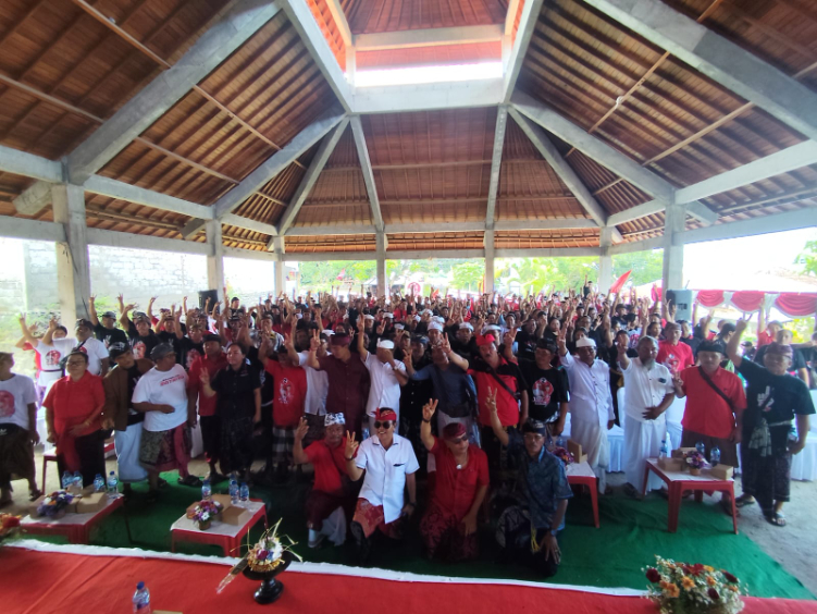 Ribuan warga Desa Sambangan Kecamatan Sukasada Buleleng saat simakrama bersama Cagub Bali nomor 2 Wayan Koster dan Cawabup Buleleng Nomor 2 Gede Supriatna, Minggu (17/11).