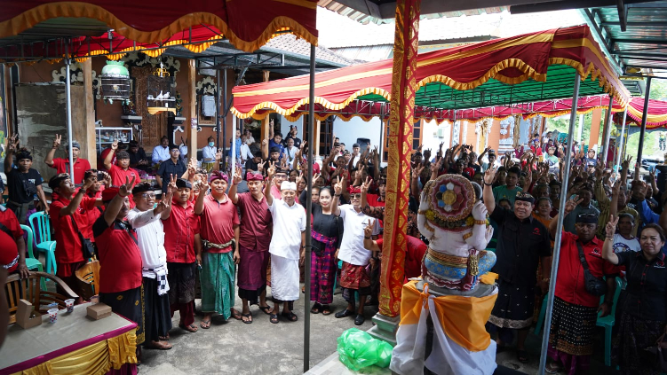 INISIASI: Wayan Koster saat simakrama serangkaian Kampanye Terbuka Pilgub Bali di Desa Panji Anom, Kecamatan Sukasada, Buleleng pada Minggu (17/11)