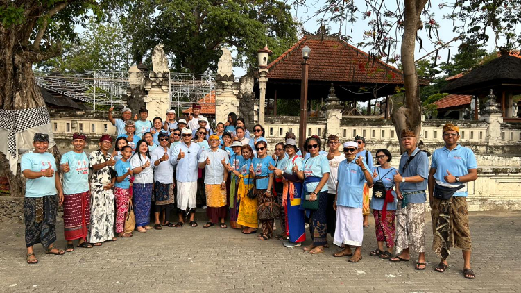 Paslon ABDI Gede Ngurah Ambara Putra bersama Nengah Adi Yasa  Susanto berserta tim pemenangan dan tim relawan mengadakan acara bersih-bersib di areal kawasan Pura Sakenan, Serangan, Denpasar