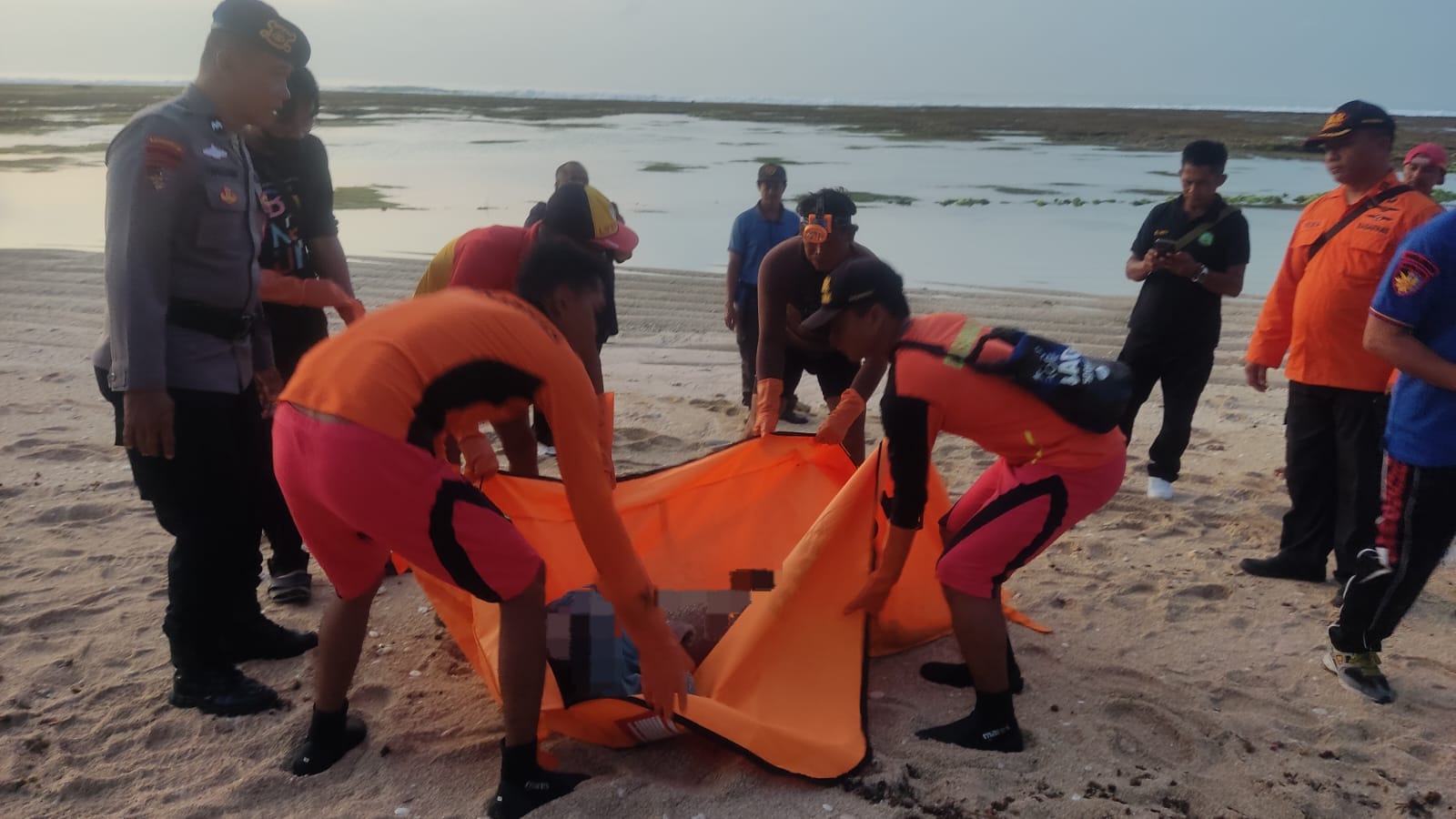 Tim SAR mengevakuasi jenazah Ansori yang terdampar di hari ketiga setelah terseret arus. (Bali Express/Basarnas Bali)