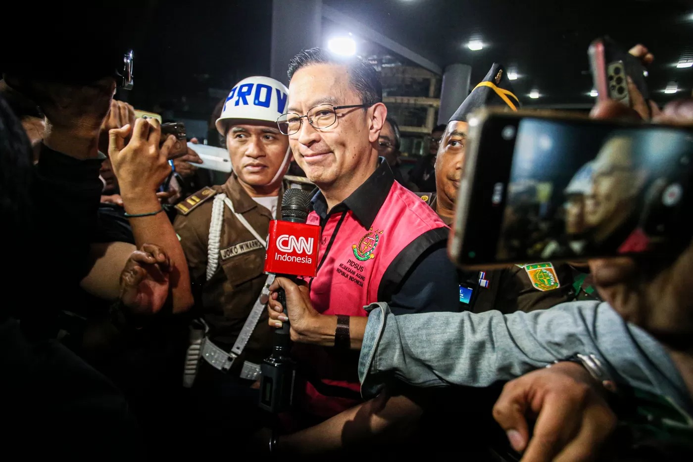 TOM LEMBONG: Menteri Perdagangan tahun 2015-2016 Thomas Lembong saat dibawa menuju mobil tahanan di Kejaksaan Agung, Jakarta.