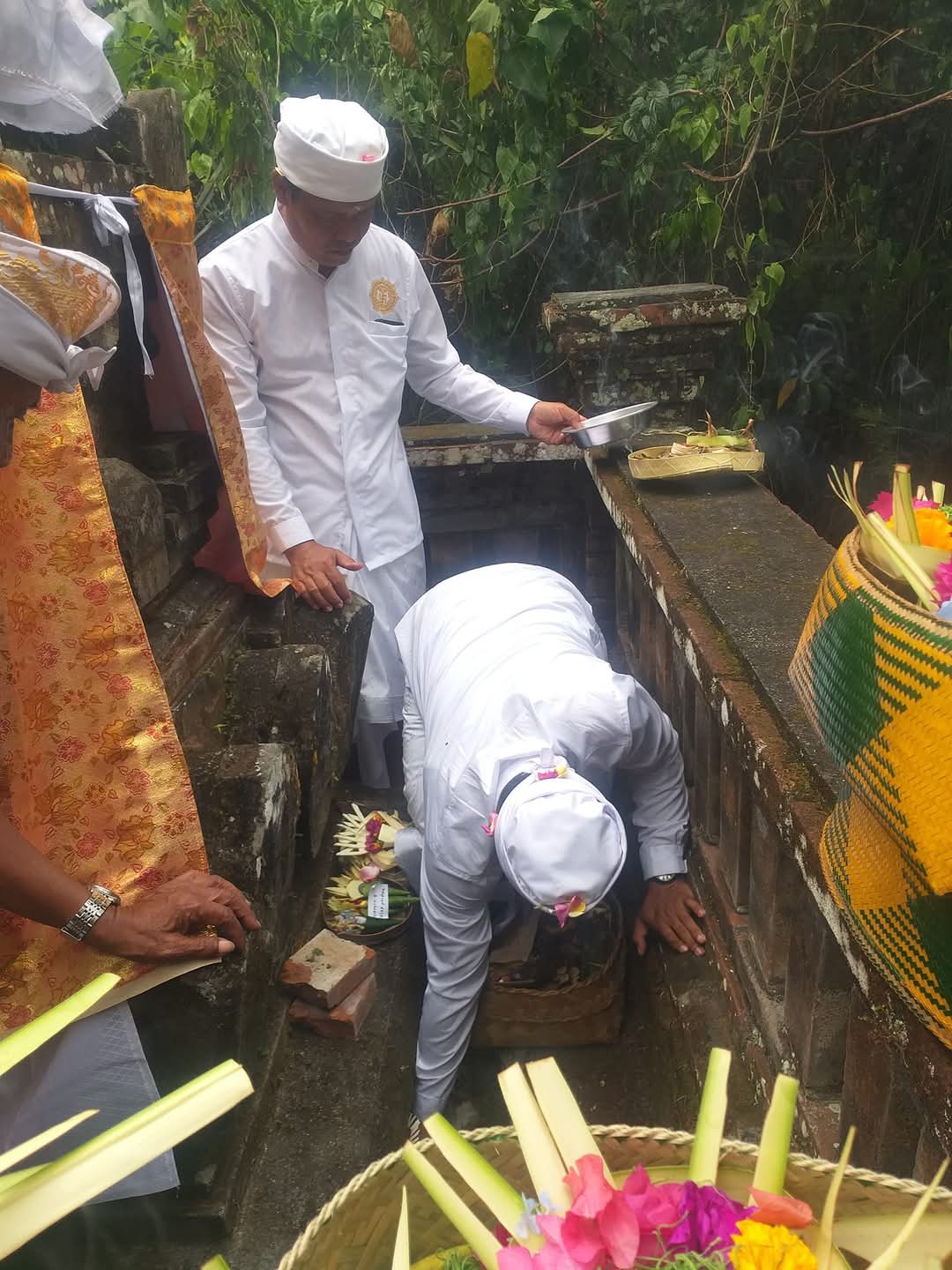 Prosesi menanam Pedagingan pada pembangunan Pelinggih