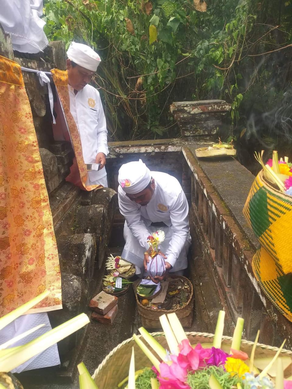 Prosesi menanam pedagingan di Pelinggih