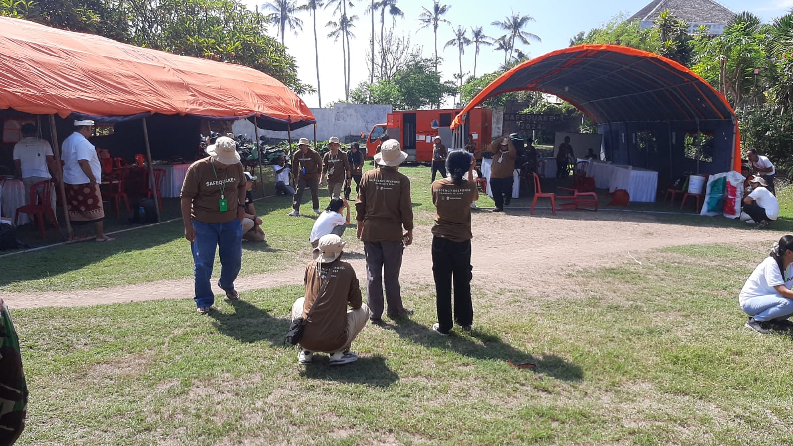SIMULASI: Simulasi tanggap darurat bencana ancaman megathrust di Banjar Pabean, Desa Ketewel, Kecamatan Sukawati, Senin (18/11).