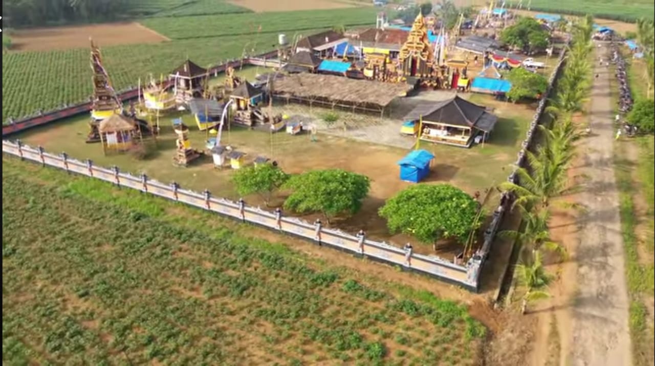 Pura Dalem dan Prajapati di Desa Restu Rahayu, Kecamatan Raman Utara, Kabupaten Lampung Timur, Lampung yang melaksanakan prosesi Ngenteg Linggih dan Tawur Balik Sumpah