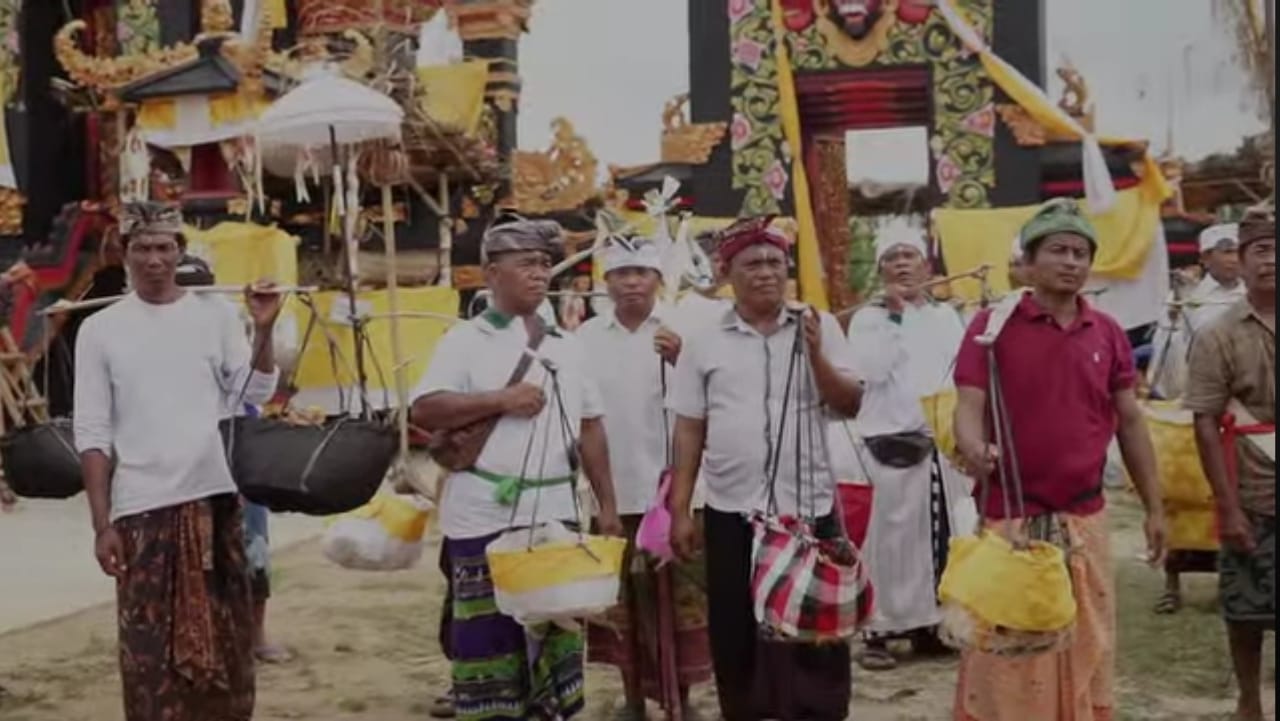 Prosesi Ngenteg Linggih di Pura Dalem dan Prajapati Desa Restu Rahayu, Kecamatan Raman Utara, Lampung Timur, Lampung