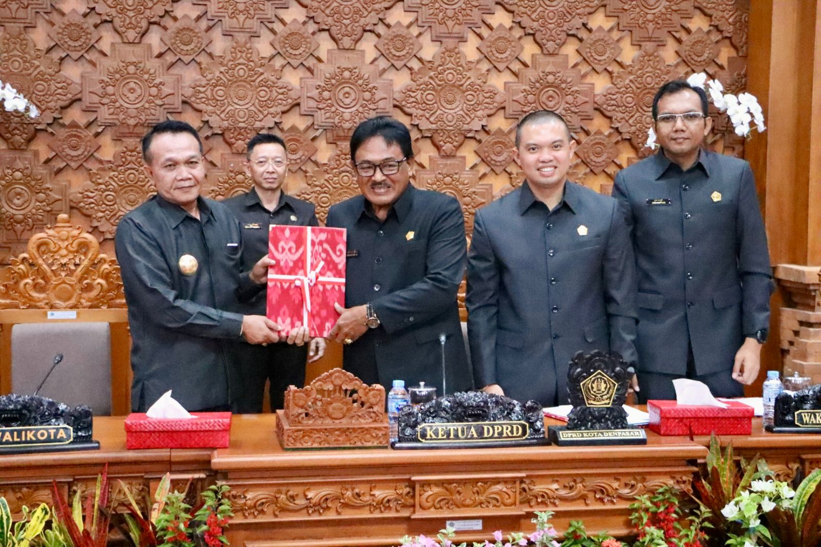 SIDANG PARIPURNA: Pjs. Walikota Denpasar, I Dewa Gede Mahendra Putra menyampaikan Pidato Pengantar dalam Sidang Paripurna DPRD Kota Denpasar yang digelar di Gedung DPRD Kota Denpasar.