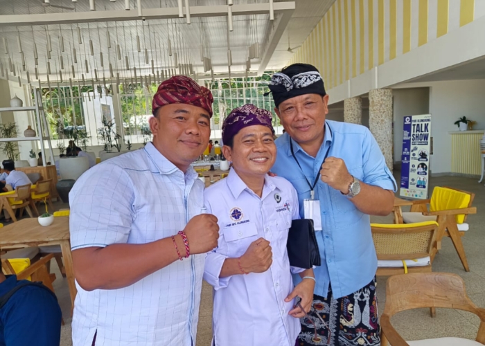 Paket Jaya bersama Ketua PHRI Klungkung I Putu Darmaya (tengah).
