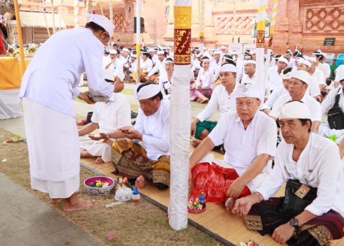 BHAKTI PENGANYAR : Pelaksanaan Bhakti Penganyar rangkaian Karya Padudusan Agung lan Ngenteg Linggih di Pura Agung Jagatnatha Kota Denpasar, Selasa (19/11).